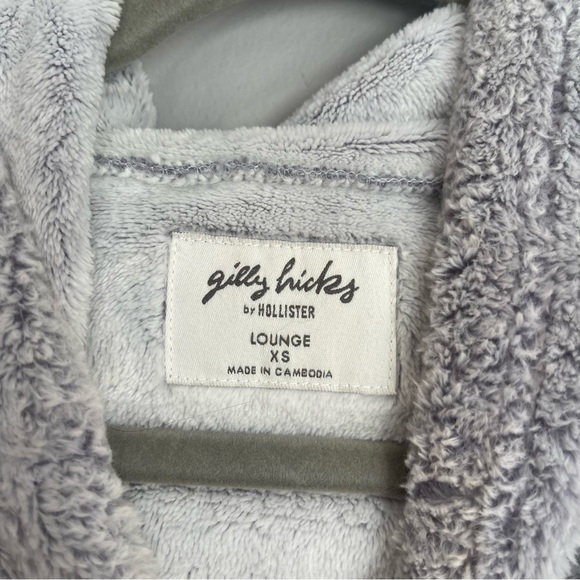 Cozy Gray Hooded Sweater - Picture 3 of 3